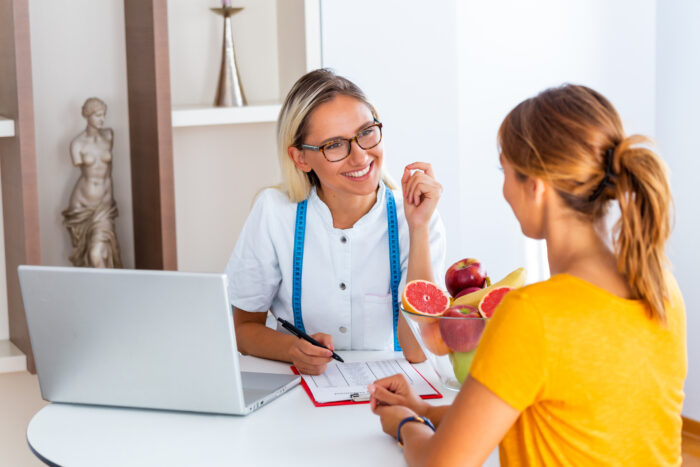 Female nutritionist giving consultation to patient.